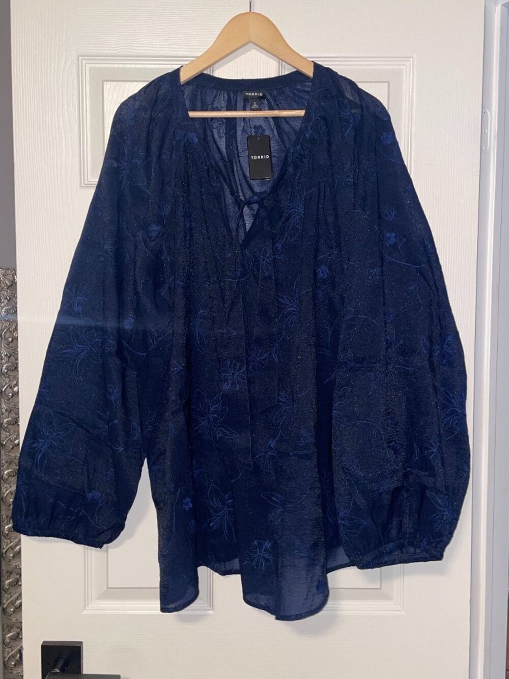 NWT Torrid Navy Embroidered Floral Tie Neck Blouse Balloon Sleeve Plus 5